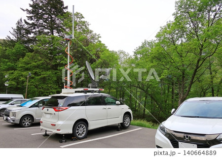 山間部に派遣されている車載基地局車 140664889