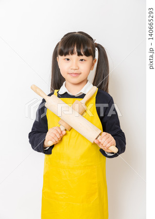 Asian little girl holding rolling pin, playful cooking concept, happy child lifestyle, home activity portrait Asian little girl holding rolling pin, playful cooking concept, happy child lifestyle, home activity portrait 140665293
