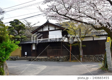福岡県朝倉市 秋月城下町(秋月城跡)の秋月武家屋敷久野邸と満開桜 福岡県朝倉市 秋月城下町(秋月城跡)の秋月武家屋敷久野邸と満開桜 140665455