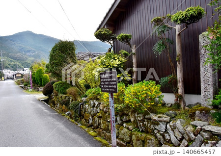 福岡県朝倉市　秋月城下町（秋月城跡）の貝原東軒誕生地と山並み 140665457