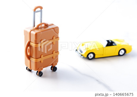 ドライブ旅行 - ふたり乗りのオープンカーとスーツケースで、ドライブ旅行へ出発するイメージ 140665675