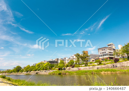 京都 鴨川と青空の都市風景 Cityscape of Kamogawa 京都 鴨川と青空の都市風景 Cityscape of Kamogawa 140666487