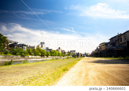 京都 鴨川河川敷の散歩道と青空 Landscape 京都 鴨川河川敷の散歩道と青空 Landscape 140666601