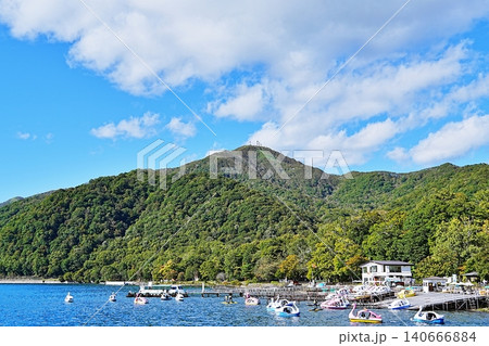 支笏湖温泉街と紋別岳の風景 支笏湖温泉街と紋別岳の風景 140666884