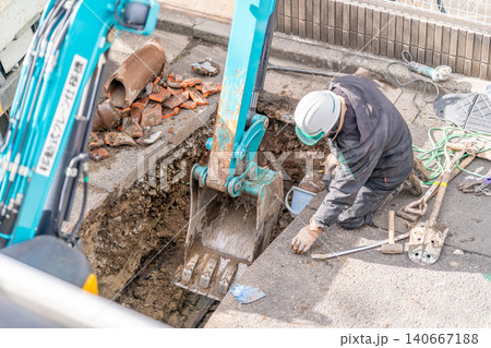 合流管耐震化工事(更生工法)下水道管の公共下水道工事 埋設物掘削 油圧ショベル ショベル 陶管 老朽 合流管耐震化工事(更生工法)下水道管の公共下水道工事 埋設物掘削 油圧ショベル ショベル 陶管 老朽 140667188