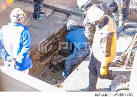 合流管耐震化工事（更生工法）公共ます下水道管の公共下水道工事 試掘 人力 ショベル 埋設物確認 140667189