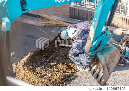 合流管耐震化工事(更生工法)公共ます下水道管の公共下水道工事 試掘 人力 つるはし 埋設物確認 合流管耐震化工事(更生工法)公共ます下水道管の公共下水道工事 試掘 人力 つるはし 埋設物確認 140667191