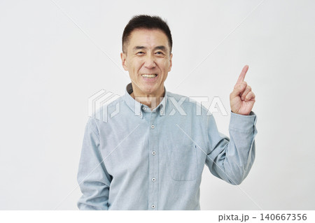 白背景で右側を指す男性 白背景で右側を指す男性 140667356