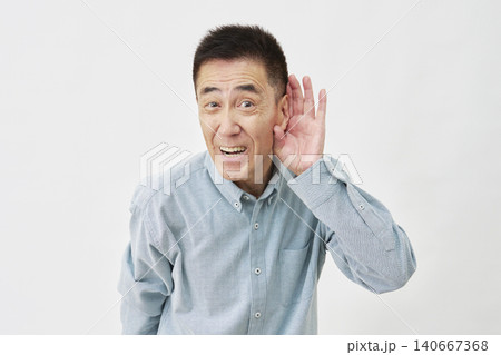 白背景で聞き耳を立てる男性 白背景で聞き耳を立てる男性 140667368