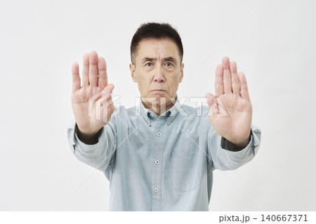 白背景でストップする男性 140667371