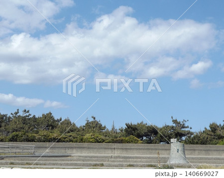 検見川浜での青空と白い雲 検見川浜での青空と白い雲 140669027