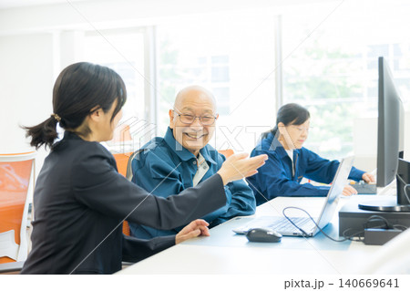 働くシニア オフィス 働くシニア オフィス 140669641