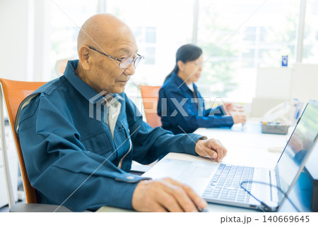 働くシニア オフィス 働くシニア オフィス 140669645