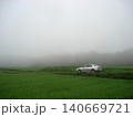 霧と田園の緑の中の愛車 140669721