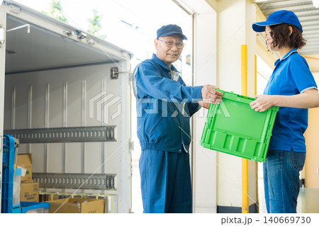 トラックの前で立つ作業員 トラックの前で立つ作業員 140669730
