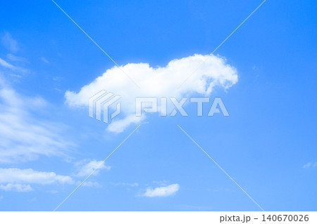 爽やかな青空と白い雲のシンプルな風景 140670026