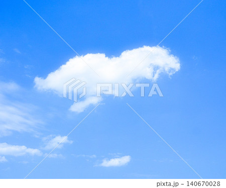 爽やかな青空と白い雲のシンプルな風景 140670028