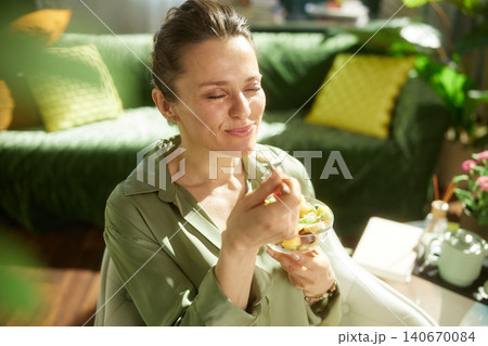 Mindful Snacking with Fresh Fruit at Home 140670084