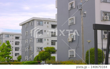 規則的に並ぶ窓とバルコニーが特徴的な昭和レトロなマンションの風景 140670164