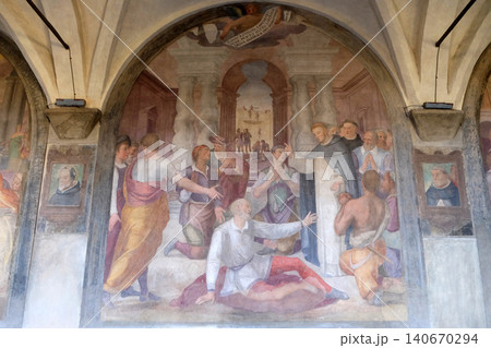 San Dominic resurrects a bricklayer, fresco by Benedetto Veli in the cloister of Santa Maria Novella Principal Dominican church in Florence, Italy San Dominic resurrects a bricklayer, fresco by Benedetto Veli in the cloister of Santa Maria Novella Principal Dominican church in Florence, Italy 140670294