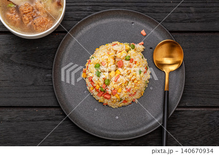 classic Chinese Egg Fried Rice with Green Peas and Carrots 140670934