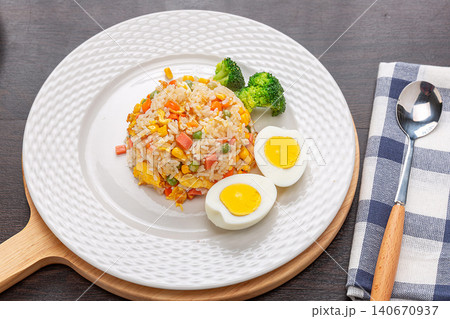 classic Chinese Egg Fried Rice with Green Peas and Carrots 140670937