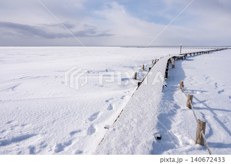 北海道・野付半島トドワラの雪に覆われた木道 北海道・野付半島トドワラの雪に覆われた木道 140672433