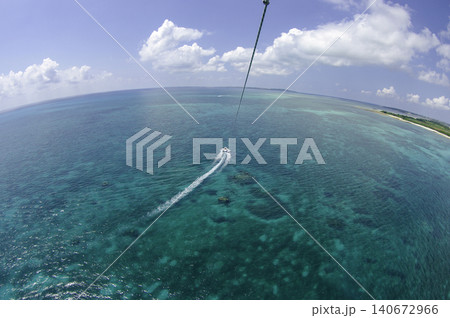 パラセーリングから見下ろす沖縄のサンゴ礁と青い海の空撮 140672966