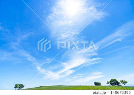 初夏の青空と雲と草原 初夏の青空と雲と草原 140673399
