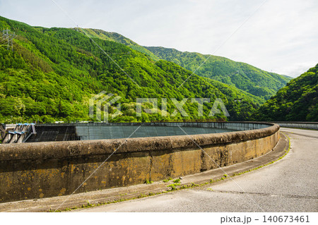 新緑の水殿ダムと梓川渓谷の山並み 新緑の水殿ダムと梓川渓谷の山並み 140673461