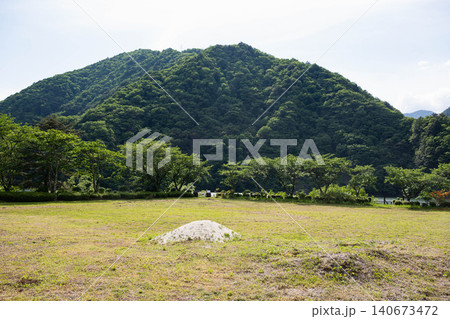 新緑の山々を望む水殿ダムのヘリポート広場 新緑の山々を望む水殿ダムのヘリポート広場 140673472