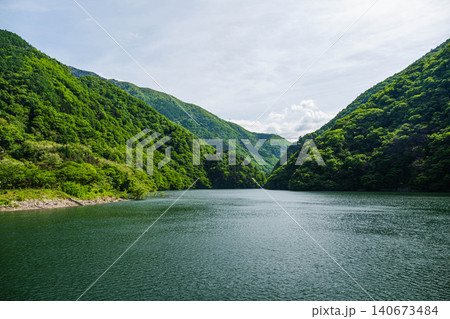 山々に囲まれた水殿ダムの美しい湖面 山々に囲まれた水殿ダムの美しい湖面 140673484