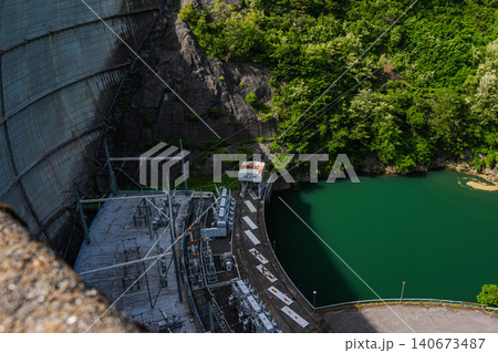 新緑の山々に囲まれた水殿ダムの巨大なコンクリート壁と発電設備 新緑の山々に囲まれた水殿ダムの巨大なコンクリート壁と発電設備 140673487