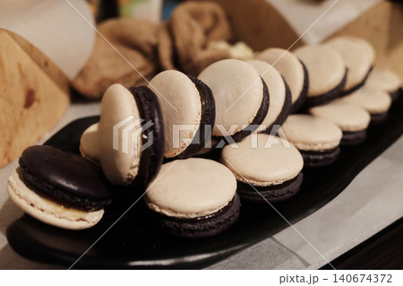 Homemade Chocolate and vanilla cream macaroons in black plate 140674372