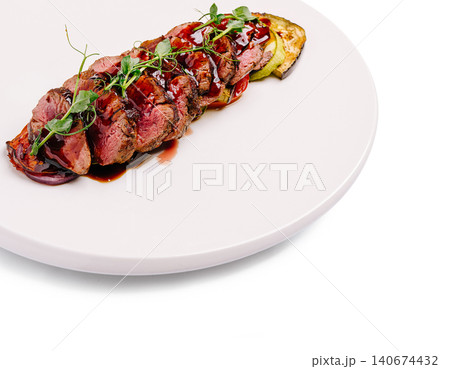 Sliced beef steak with red wine sauce 140674432