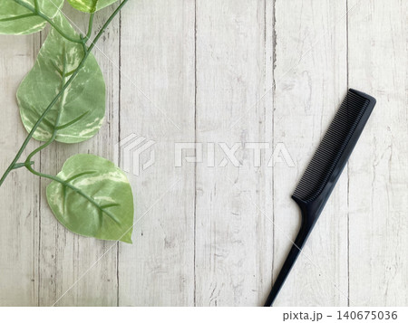 ヘアケア・美容・黒いコームと観葉植物 ヘアケア・美容・黒いコームと観葉植物 140675036