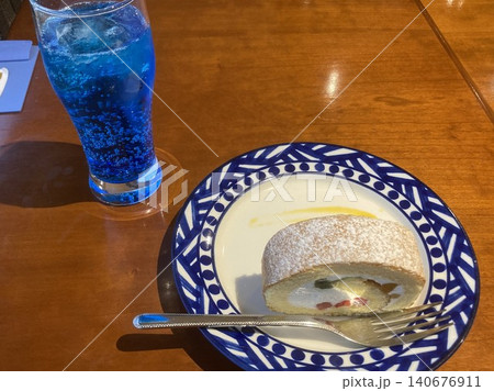 おしゃれなドリンクとロールケーキ おしゃれなドリンクとロールケーキ 140676911