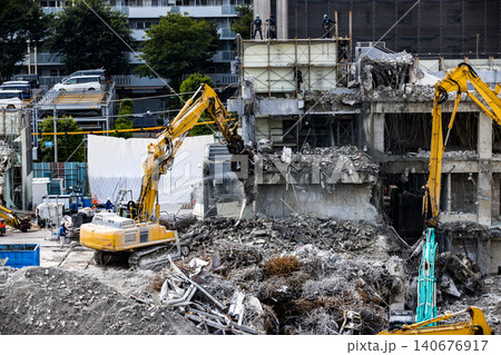 新所沢パルコ解体工事現場　重機バックホウ 140676917