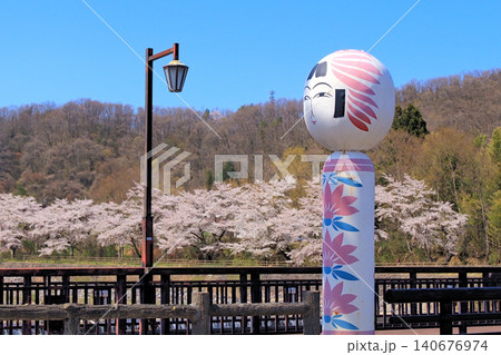 遠刈田温泉こけし橋のこけし像と桜並木 140676974