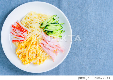 冷やし中華の具材を盛り付けた夏の定番料理 140677034
