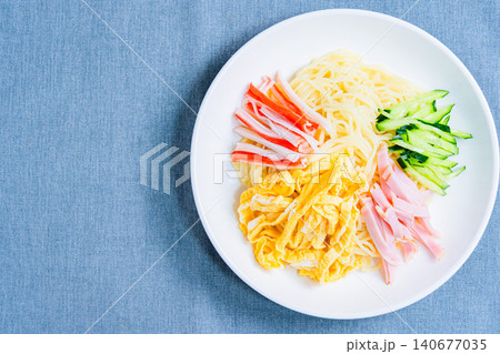 冷やし中華の具材を盛り付けた夏の定番料理 冷やし中華の具材を盛り付けた夏の定番料理 140677035