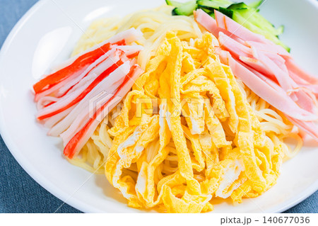 冷やし中華の具材を盛り付けた夏の定番料理 冷やし中華の具材を盛り付けた夏の定番料理 140677036