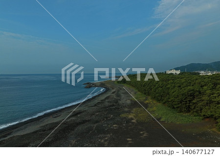 静岡県三保の松原の黒砂浜と松林を捉えた空撮写真 140677127