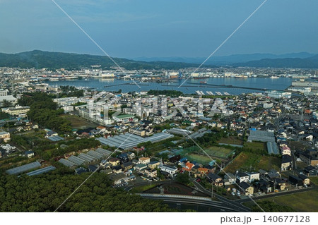 静岡県三保の松原周辺の住宅地と港湾を俯瞰した空撮写真 140677128
