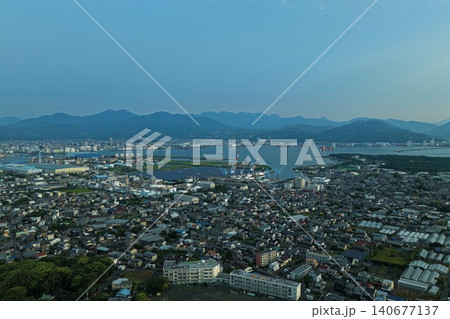 静岡県清水港と市街地を望む夜明けの空撮写真 静岡県清水港と市街地を望む夜明けの空撮写真 140677137
