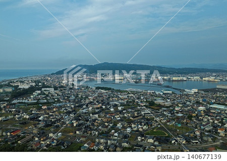 静岡県三保の松原周辺の市街地と港湾を俯瞰した空撮写真 140677139