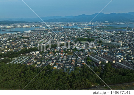 静岡県清水区の市街地と港湾を望む空撮写真 140677141