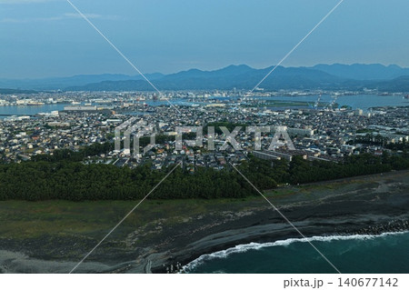 静岡県清水区・三保の松原海岸と市街地を望む空撮写真 静岡県清水区・三保の松原海岸と市街地を望む空撮写真 140677142