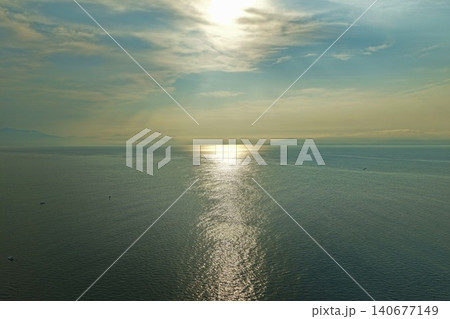 静岡県三保の松原沖の海面と日の出を捉えた空撮写真 140677149