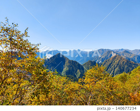 秋の針ノ木岳・蓮華岳登山（針ノ木峠から槍ヶ岳方面の眺め） 140677234